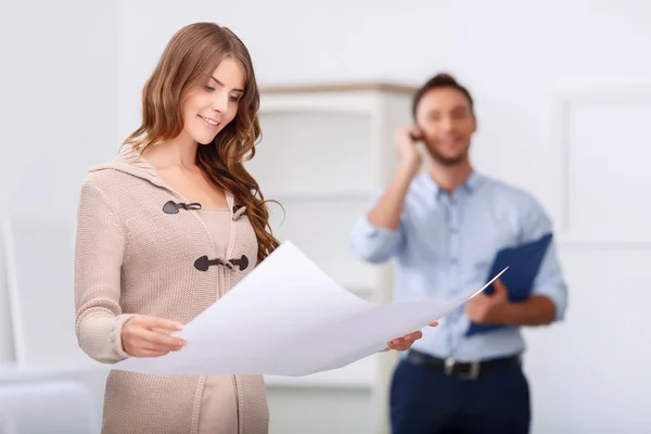 Pleasant realtor showing flat to client — Stockfoto