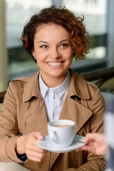 Femme tenant une tasse de café — Photo