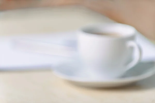 Чашка кофе, стоящая на столе — стоковое фото