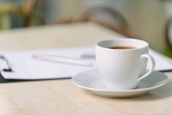 Šálek kávy, stojící na stole — Stock fotografie
