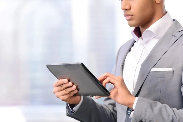 Stilig affärsman anläggning laptop — Stockfoto