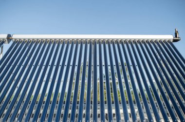 Mavi gökyüzünün altındaki güneş paneli yenilenebilir enerji teknolojisi konsepti