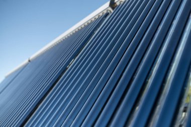 Fotovoltaik panel yüzeyi güneş ışığını yansıtıyor açık havada yenilenebilir enerji kurulumu