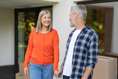 Mutlu bir çift. Yaşlı çift birlikte mutlu ve pozitif hissediyorlar.