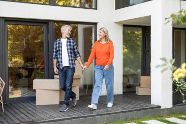 Birliktelik. Olgun bir çift el ele yürüyor ve mutlu görünüyorlar.