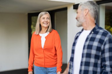 Mutlu bir çift. Mutlu, olgun bir çift birlikte mutlu ve rahatlar.