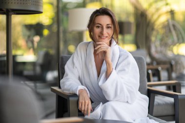 Kaplıcada rahatlama iyidir. Güzel, genç bir kadın, safra kesesi ameliyatından sonra kendini rahat ve mutlu hissediyor.