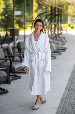 Kaplıcada rahatlama iyidir. Güzel, genç bir kadın, safra kesesi ameliyatından sonra kendini rahat ve mutlu hissediyor.