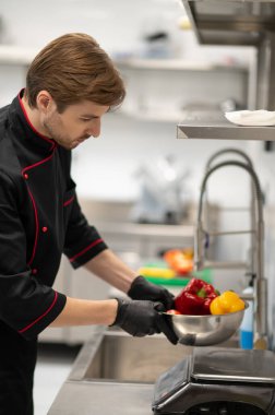 Sağlıklı yemek için salatalık ve domates pişiriyorum.