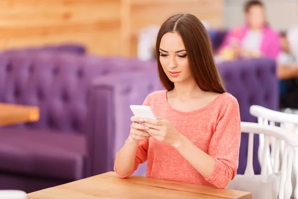 Beautiful girl sitting in the cafe — Stockfoto