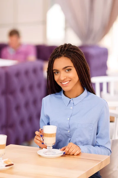 Mooie meisjes drinken koffie — Stockfoto