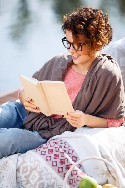 Trevlig tjej läsa bok — Stockfoto