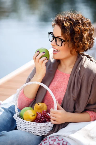 Buena chica sosteniendo frutas — Foto de Stock
