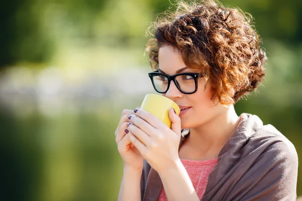 Charming girl drinking tea — Stockfoto