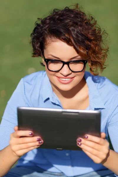 Angenehmes Mädchen ruht sich auf dem Gras aus — Stockfoto