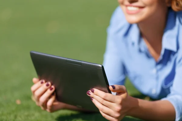 Angenehmes Mädchen ruht sich auf dem Gras aus — Stockfoto