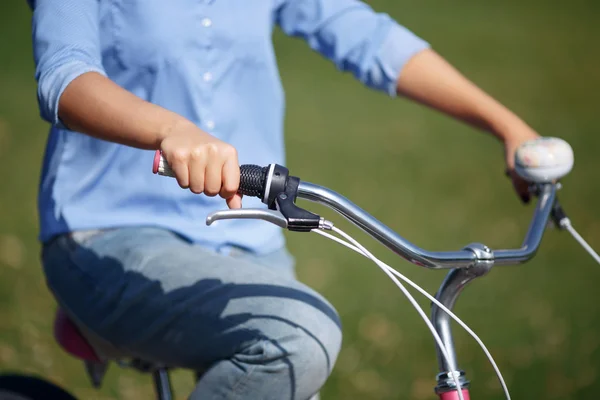Chica activa montando una bicicleta — Foto de Stock