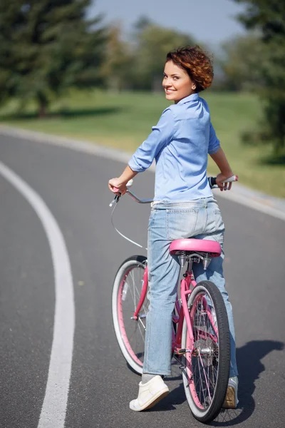 Chica activa montando una bicicleta — Foto de Stock