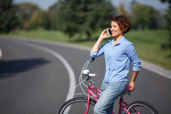 Chica activa montando una bicicleta — Foto de Stock