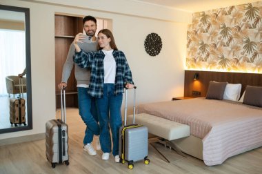 Bir otelde selfie. Geldikten sonra otel odasında selfie çeken mutlu çift.