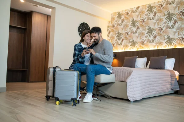 Otelde. Tatil için otele geldikten sonra mutlu bir çift olduk.