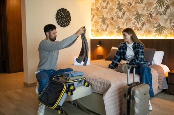 Eşyalarımı yerleştiriyorum. Otele vardıktan sonra bavulları boşaltan gezginler.