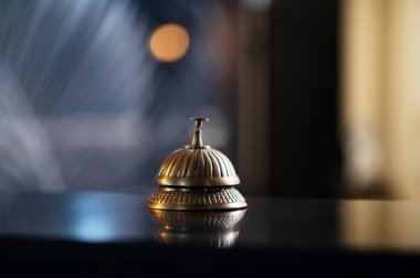 Resepsiyon zili. Resepsiyon masasında bir zil resmi.