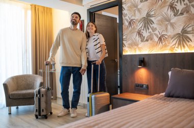 Geldik. Oteldeki odalarında bavullarıyla bir çift.