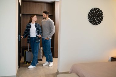 Odaya giriyoruz. Beyaz bir çift oteldeki odalarına giriyor.