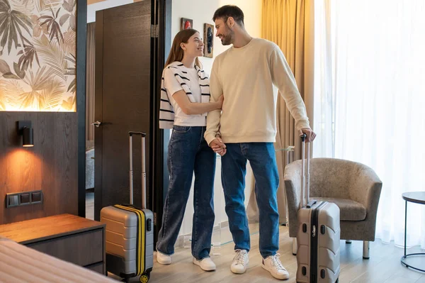 Geldik. Oteldeki odalarında bavullarıyla bir çift.