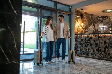 Geldik. Otele bavullarıyla gelen bir çift.