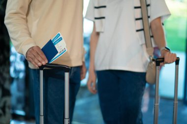 Geldik. Otele bavullarıyla gelen bir çift.