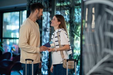 Geldik. Oteldeki çift giriş için hazır.