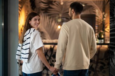 Geldik. Oteldeki çift giriş için hazır.