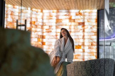 Spa salonunda bir gün. Güzel beyaz kadın spa salonunda bir gün geçiriyor.