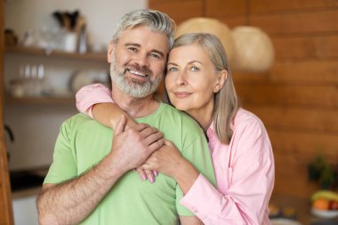 Mutlu kıdemli erkekler ve kadınlar evlerinde sevgi dolu anlar yaşıyorlar.