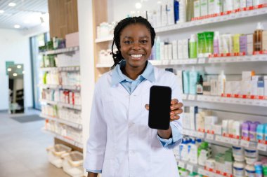 Pozitif eczacı. Laboratuvar önlüklü, mutlu ve mutlu gülümseyen genç bir kadın.