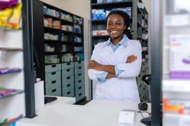 Pozitif eczacı. Laboratuvar önlüklü, mutlu ve mutlu gülümseyen genç bir kadın.