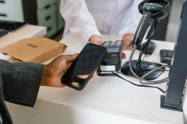 Kablosuz ödeme. Ödeme sürecini telefon kullanarak ödeme kartıyla kapat