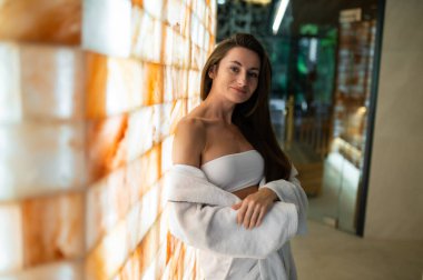 SPA merkezi. Kaplıca merkezinde uzun saçlı, güzel bir genç kadın.