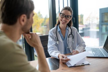 Doktorun muayenehanesinde. Erkek hastanın terapistle randevusu var.