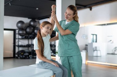 Mesafe testi. Küçük kız hareket menzilini kontrol ediyor