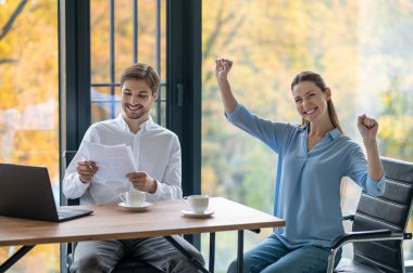 Yeni eleman. Gülümseyen genç kadın İnsan Kaynakları müdürüyle görüştükten sonra heyecanlanıyor.