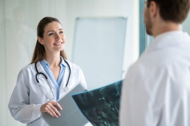 Doktorlar iş başında. Doktorlar röntgen sonuçlarını tartışıyor ve ilgileniyorlar.