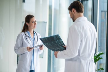 Doktorlar iş başında. Doktorlar röntgen sonuçlarını tartışıyor ve ilgileniyorlar.