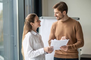Tartışma. Ofisteki çalışma arkadaşlarımız yeni proje detaylarını tartışıyor.