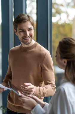 Proje çalışması. Ofiste çalışan iki kişi olaya dahil olmuş gibi görünüyor.