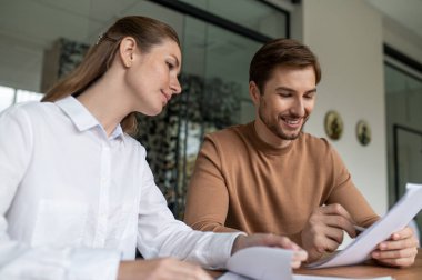 Ofiste birlikte çalışın. İş arkadaşları kahve içip proje detaylarını tartışıyor.