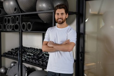 Kendine güven. Spor salonundaki kendine güvenen genç beyaz adam kararlı görünüyor.