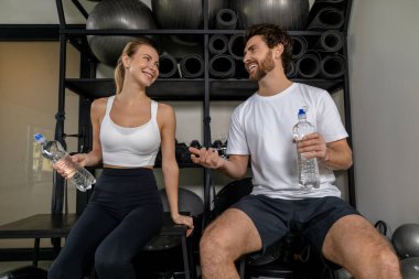 Spor salonundaki konuşma. Genç adam ve kadın spor salonunda iyi bir çalışmadan sonra konuşuyorlar.